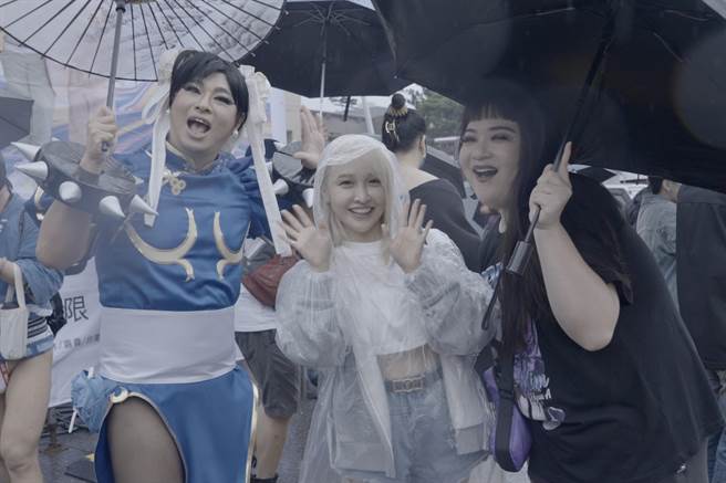 UG（左起）、張若凡、草莓日前參與同志大遊行。（索尼音樂提供）