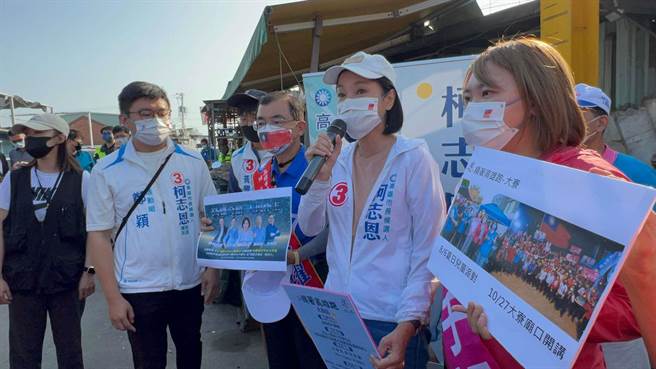 国民党高雄市长候选人柯志恩（右二）狠酸，对手陈其迈竞总有旋转木马等游乐设施，好像「迪士尼」，未料此话一出又被指暗讽前高雄市长韩国瑜。对此，柯志恩今（17）日反呛对方，真的太怀念韩国瑜了，自己在讲这件事时，并没有想到韩国瑜这3个字。（柯宗纬摄）