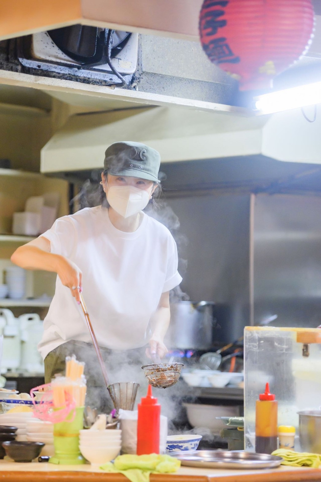 林青霞煮麵有模有样。（SWkit邓永𠎀摄、林青霞提供）