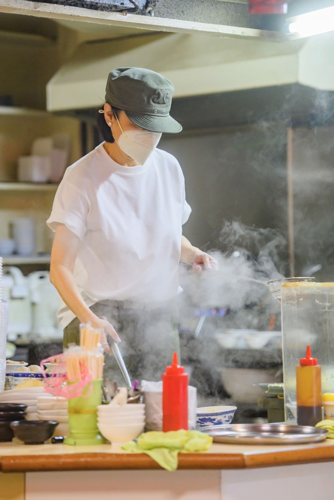 林青霞专注煮麵。（SWkit邓永𠎀摄、林青霞提供）