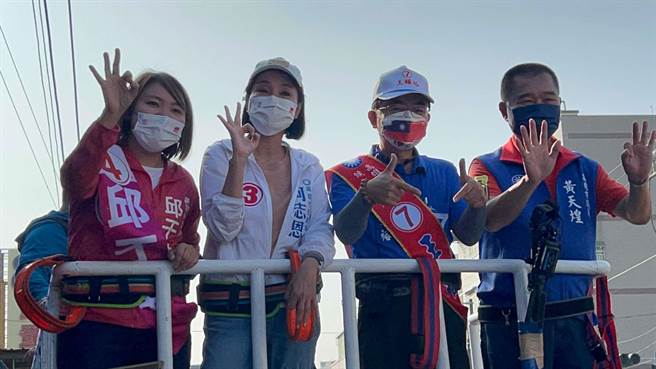 国民党高雄市长候选人柯志恩今从大寮展开车扫，由高市议员邱于轩、王耀裕、黄天煌陪同。（柯宗纬摄）