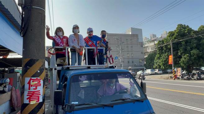 国民党高雄市长候选人柯志恩今从大寮展开车扫，由高市议员邱于轩、王耀裕、黄天煌陪同。（柯宗纬摄）