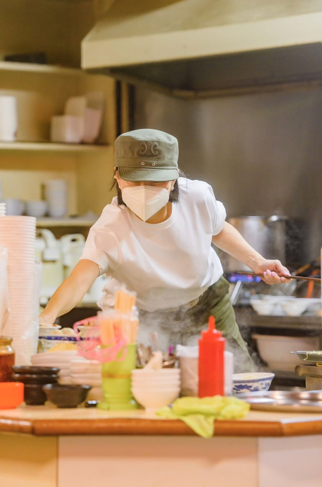 林青霞戴口罩专心下厨。（SWkit邓永𠎀摄、林青霞提供）