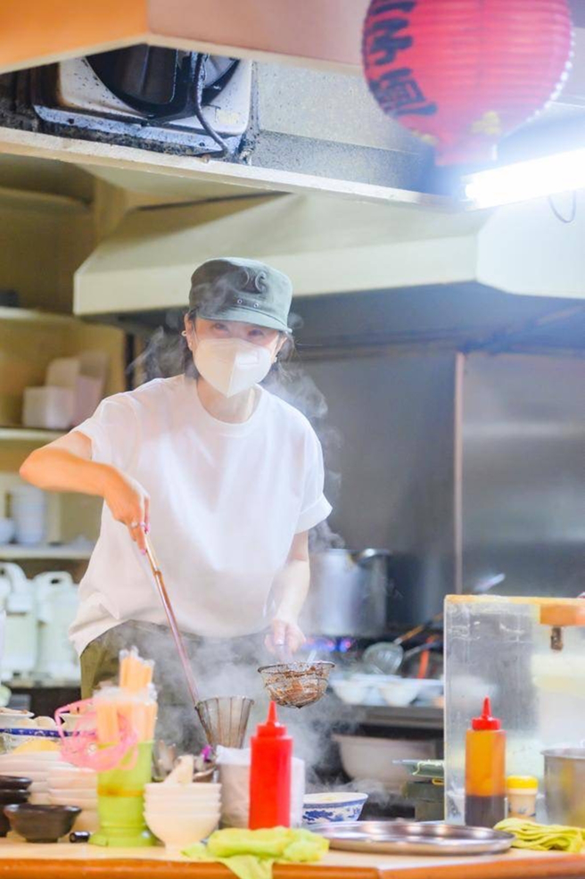 林青霞开心体验煮麵乐趣。（SWkit邓永𠎀摄、林青霞提供）