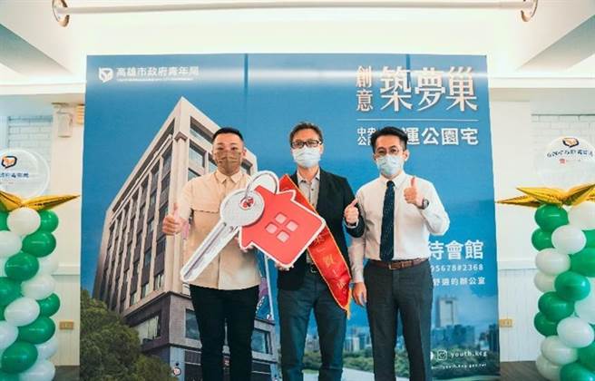 高市青年局局长张以理（左一）将象徵获选进驻的钥匙颁发予青创团队。（柯宗纬翻摄）