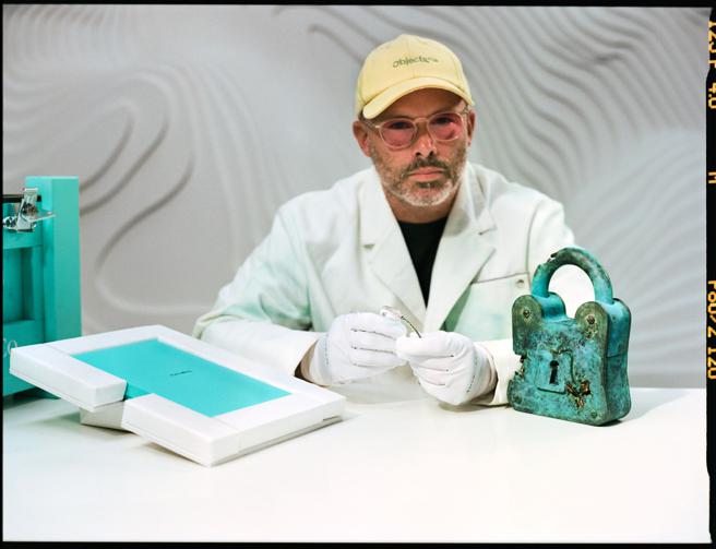 Tiffany携手当代艺术家Daniel Arsham合作联名珠宝，以青铜雕塑锁扣衬托Tiffany Lock手鐲之美。（Tiffany & Co.提供）