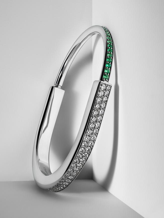 Tiffany携手当代艺术家Daniel Arsham合作推出Tiffany Lock联名手鐲，限量99件。（Tiffany & Co.提供）