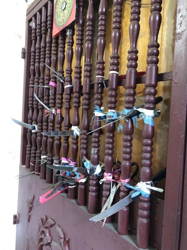 高雄三民区某公寓内惊见住户于门口绑满刀械，若路过民眾不慎易遭割伤，警方接获检举，到场依社维法开罚。（翻摄照片／崔正纲高雄传真）