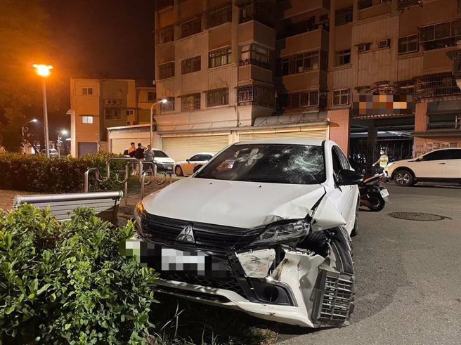 警方晚间10时许在鼓山区逢甲路找到阙男撞烂的白色轿车。（高市苓雅分局提供／杨舒婷高雄传真）