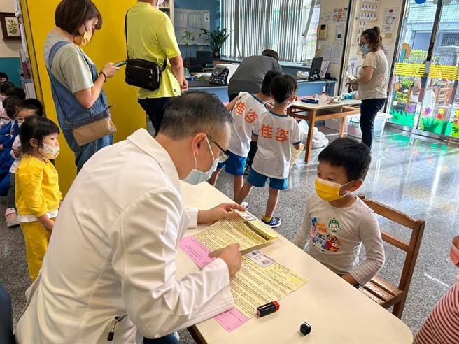 最近流感病毒窜升，卫生局呼吁家长留意并带儿童施打流感疫苗。图为医师入幼儿园评估施打流感疫苗。（花莲县卫生局提供／王志伟花莲传真）