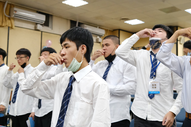 圣约翰科大举办成年礼，师生一同举杯啜酒欢庆成年圣礼。(照片/圣约翰科技大学提供)