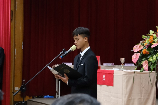 李亯和同学致感恩词，鼓励在座的成年同学要相信自己，勇敢追寻自己的目标与梦想。(照片/圣约翰科技大学提供)