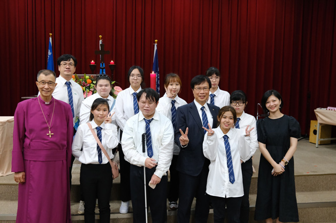 视障生吴俊贤同学（左六）与董事长张员荣主教（左一）及校友总会赖俊年理事长（右五）开心合影。(照片/圣约翰科技大学提供)