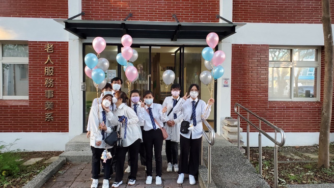 乐龄福祉与健康促进系以欢乐的气球趴踢，见证同学迈入成年之门。(照片/圣约翰科技大学提供)