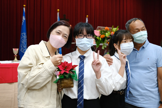 同学向家长致上花礼，感谢父母的养育之恩，家长感受满满温情。(照片/圣约翰科技大学提供)