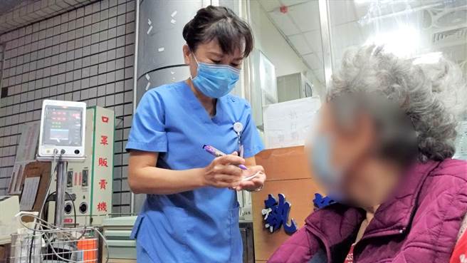 急诊护理师余斐斐婉拒病患顺手买的22元手摇饮，说开了反而更加知道双方心意。（卫福部台东医院提供／蔡旻妤台东传真）