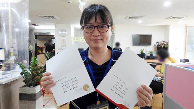 郭芝吟收到大型食品集团的礼盒，马上打电话向集团公关建议写贺卡更能表心意。（卫福部台东医院提供／蔡旻妤台东传真）