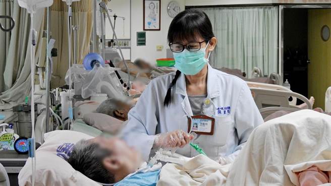 面对厂商送礼慰问的常态，呼吸治疗师张丽月会用柔软的态度说明公立医院的基本立场。（卫福部台东医院提供／蔡旻妤台东传真）