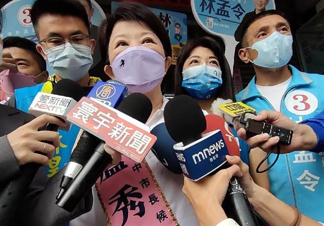 台中市长卢秀燕17日上午至自强夜市拜票，针对台中巨蛋5度流标，她表示，有信心一定会标得出去。（潘虹恩摄）