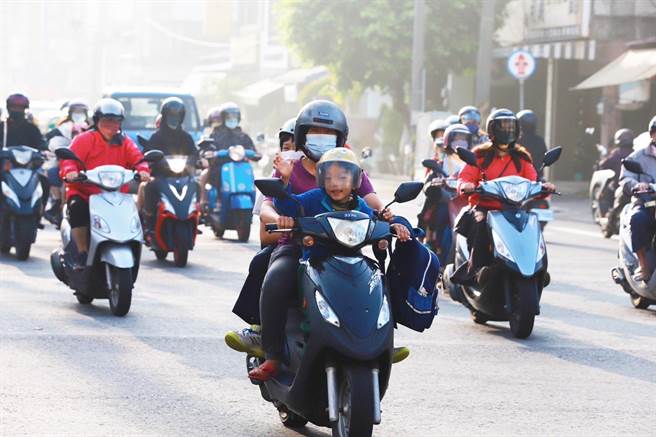 许多小朋友无论走在路上、坐在车上，看到快乐芒果娃娃，通通精神好嗨！（谢志忠竞选总部提供）