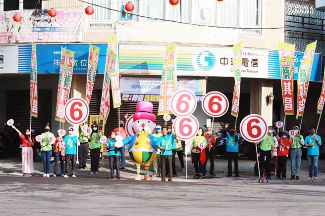 选举是国家办喜事，「热血芒果」和「快乐芒果」祝福大家都66大顺。（谢志忠竞选总部提供）