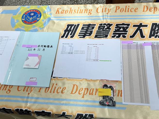 高雄警方逮捕旅馆业者陈男时，在旅馆内查获旅馆动态表等帐册证物。（翻摄照片／崔正纲高雄传真）