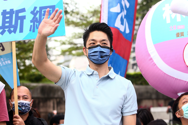 民进党台北市长候选人陈时中阵营近期频频炮打国民党台北市长候选人蒋万安在美国律师执业期间，曾替中国大陆企业服务。蒋万安（图）17日出席「台北找（早）安」路口拜票，于中山北路五段、剑潭路口向路人问好恳请支持。会后受访时强调，自己在美国担任律师工作完全符合相关法规，更要民进党批评别人时也要好好检讨自己。（邓博仁摄）