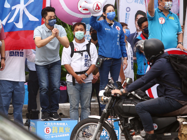 国民党台北市长候选人蒋万安17日出席「台北找（早）安」路口拜票，于中山北路五段、剑潭路口向路人问好恳请支持。（邓博仁摄）
