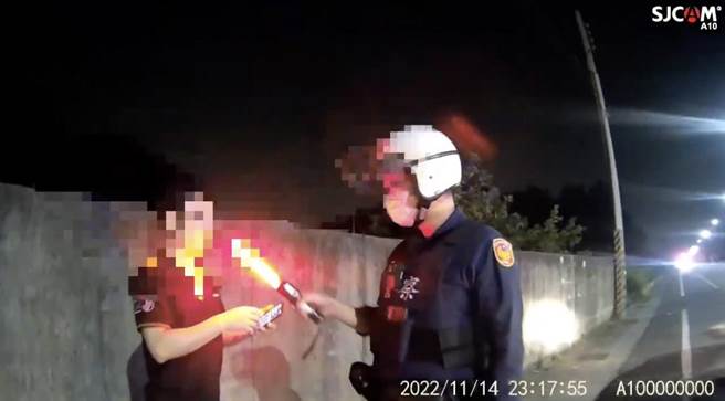 酒駕的黃姓男子（左）遇到警察攔檢，最後選擇拒測。（翻攝照片／林瑞益高雄傳真）