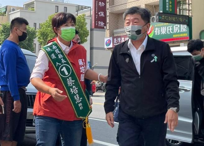 国民党南投县长候选人许淑华批，蔡培慧、陈时中是阻挡疫苗2人组，罔顾南投县民生命安危。（杨静茹摄）