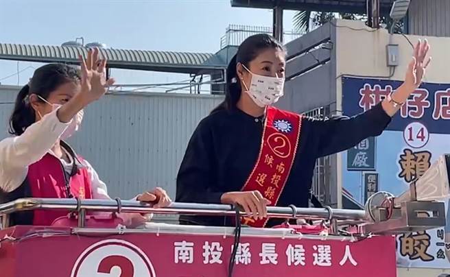 国民党南投县长候选人许淑华17日上午陪同党候选人在名间乡车队扫街。（杨静茹摄）