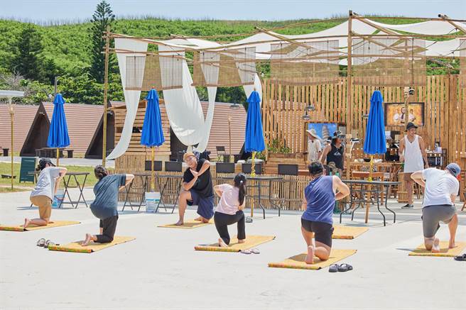 洋蔥高溫40度擔任瑜伽老師。（灰人文化提供）