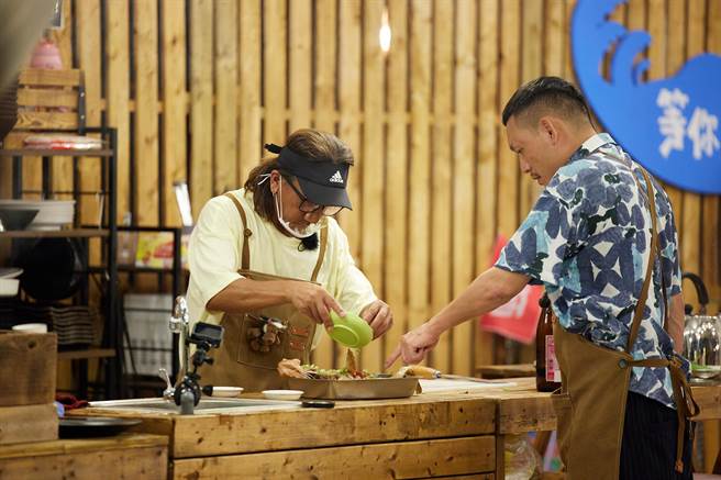 大廚顏志琳出師不利，遊客嗆吃不飽。（灰人文化提供）