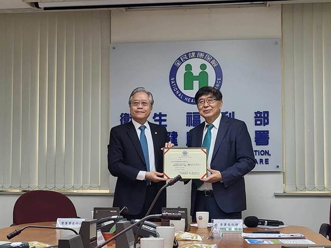 今健保署與合作金庫商業銀行宣布合作推動「線上信用卡捐款健保愛心專戶」服務新管道，民眾可透過健保署網站或手機進入健保快易通APP，點選健保愛心捐款之「線上捐款」專區，輕鬆使用信用卡完成捐款。（林周義攝）