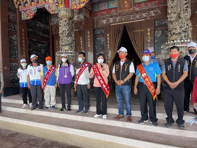 云林县长张丽善（左六）表示，林建鸿议员（左五）建议南麦寮、北麦寮朝向「乡村型区域」规画，县府已争取营建署335万元经费规画中。（周丽兰摄）