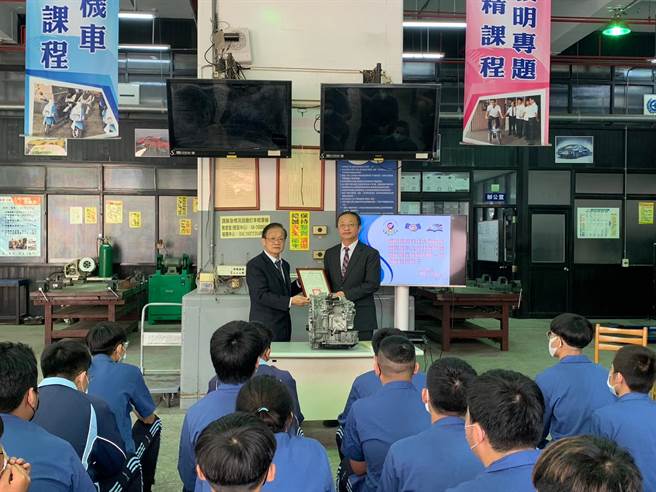 吳鳳科大贈送致用高中教學實習設備，由吳鳳科技大學校長蔡宏榮親自捐贈，致用高中由校長陳添旺代表接受。（圖／致用高中提供）