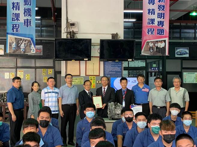 吳鳳科大贈送致用高中教學實習設備，由吳鳳科技大學校長蔡宏榮親自捐贈，致用高中由校長陳添旺代表接受。（圖／致用高中提供）