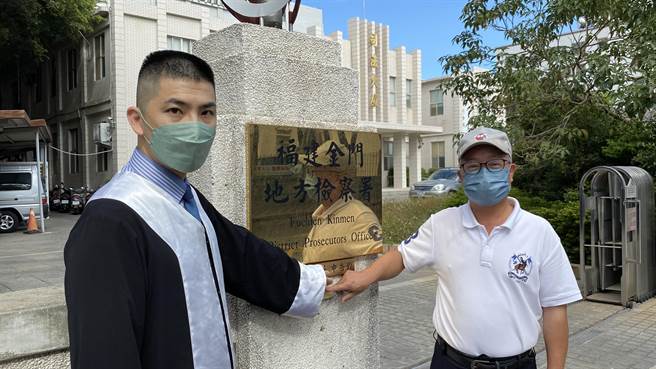 陈福海今(17)日上午委由律师与竞选幕僚具状前往地检署，按铃申告杨镇浯涉违反选罢法意图使人不当选、加重诽谤罪及诬告等3大罪嫌。(于家麒摄)