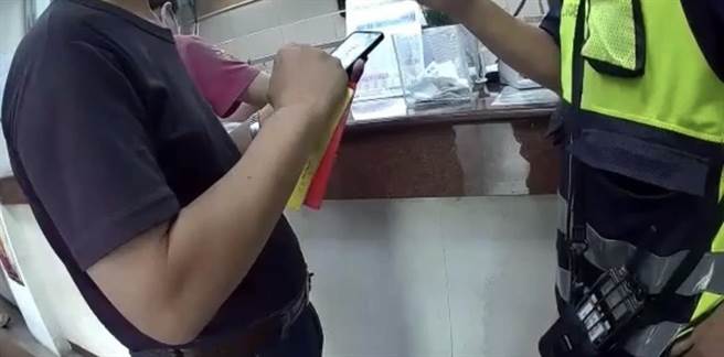 陆男遭诈骗集团甜蜜话术骗，险些匯款。（翻摄照片／高雄洪靖宜传真）