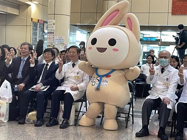 行政院首席防疫顾问张上淳(左３)预估春节后口罩可进一步松绑。（郑郁蓁摄）