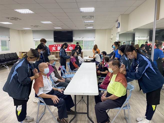 大兴高中时尚造型科同学17日替爷奶整理造型，巧手深获长辈好评。(大兴高中提供)