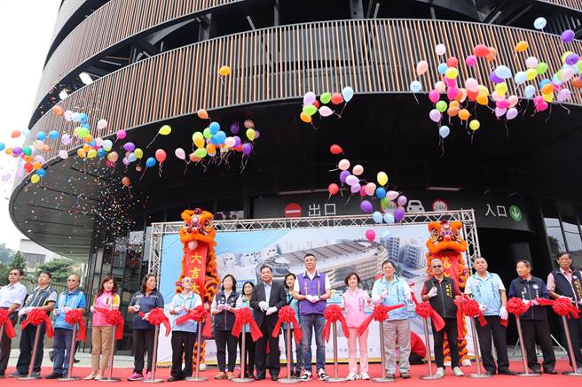 新竹縣竹東鎮仁愛立體停車場17日完工剪綵，目前正對外招商，預計最快明天中旬正式營運。（邱立雅攝）