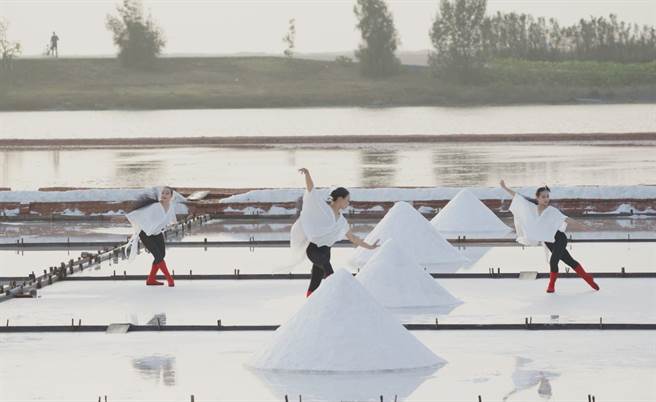 舞者以灵动的肢体展现北门特有黑腹燕鸥的候鸟生态。（台湾守护文创公司提供／张毓翎台南传真）