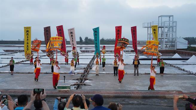 今年鲲鯓王平安盐祭虽已落幕，但结合盐田景致的「白金之舞」，仍留存不少人心中。（台湾守护文创公司提供／张毓翎台南传真）