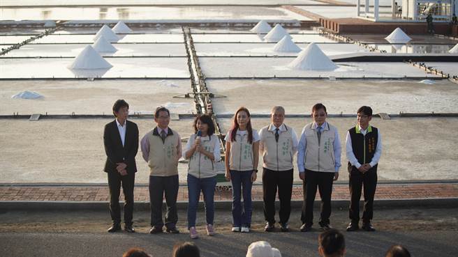 当天活动现场，市府许多局处首长蒞临欣赏。（台湾守护文创公司提供／张毓翎台南传真）