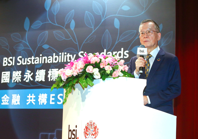 2022第五届 GCSF全球企业永续论坛暨2022BSI永续标准管理年会于17日举行，担任引言的论坛主席简又新表示，环保减碳已成为企业未来经营的方针，企业获得国际标准的减碳认证，表示过去一年的努力没有白费。（粘耿豪摄）