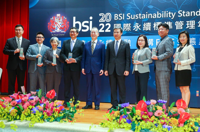 2022第五届 GCSF全球企业永续论坛暨2022BSI国际标准年会于17日举行，当日并举行颁奖典礼，由论坛主席简又新（中）颁发奖座给获奖企业，表彰他们在净零及永续经营的努力。（粘耿豪摄）