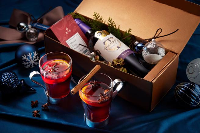 台北喜來登大飯店推出應景耶誕節的熱紅酒禮盒。（台北喜來登大飯店提供）