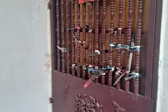 高雄一名外送员日前发现某处公寓住家门外竟挂满多把刀子、剪刀和美工刀，刀锋全朝外，上上还装监视器，吓说「这也太恐怖了吧」。（翻摄自脸书「外送员的奇闻怪事」）