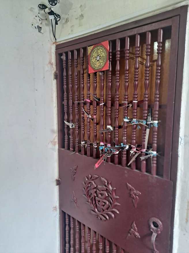高雄一名外送员日前发现某处公寓住家门外竟挂满多把刀子、剪刀和美工刀，刀锋全朝外，上上还装监视器，吓说「这也太恐怖了吧」。（翻摄自脸书「外送员的奇闻怪事」）